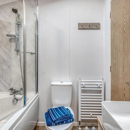 Lakefront 5 Star Country Park Private Fishing Free Parking S *